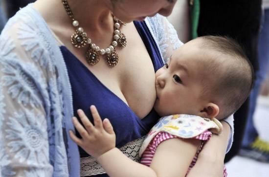 女模边哺乳边走秀，你怎么看待当众哺乳行为？