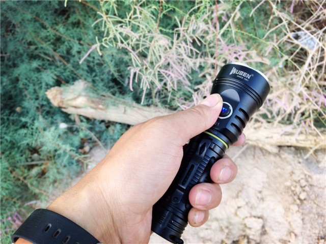 一射就是一大片，务本A214200流明直充强光手电实测