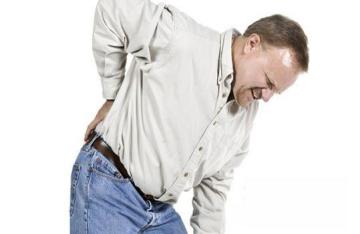 腰痛发出两种癌症信号,一直腰痛要警惕四种原因