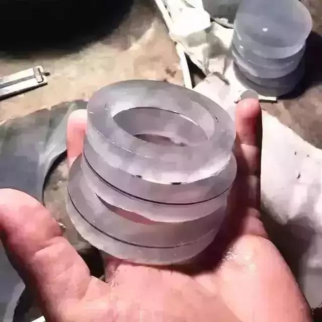 真正翡翠切出来的翡翠原石,翡翠原石开切制作成品全过程