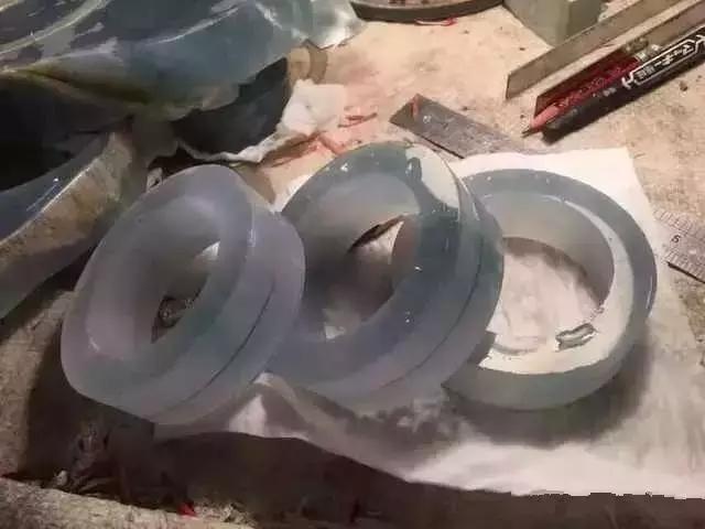 真正翡翠切出来的翡翠原石,翡翠原石开切制作成品全过程