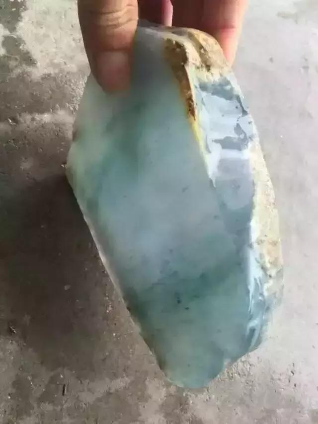 真正翡翠切出来的翡翠原石,翡翠原石开切制作成品全过程