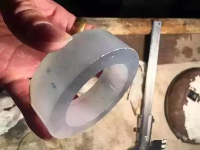 真正翡翠切出来的翡翠原石,翡翠原石开切制作成品全过程