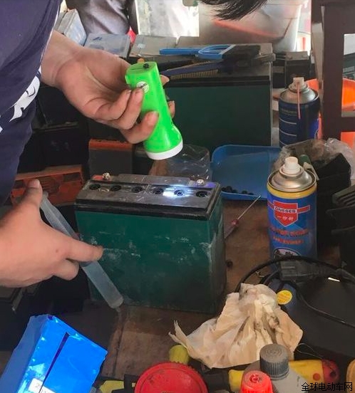 电动车充电充不进去一招解决,电动车电池充不进电怎样修好
