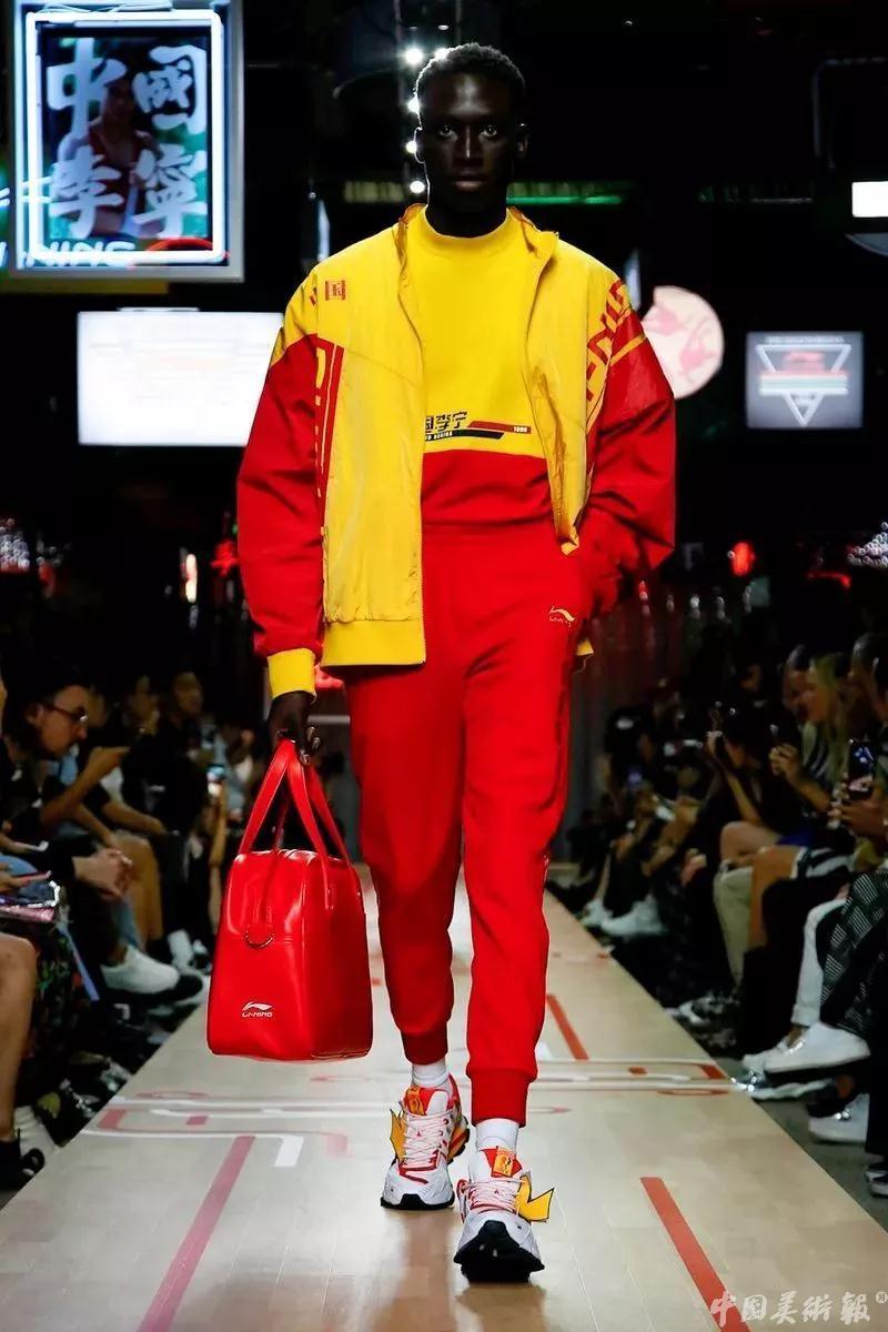 李宁拿大哥大短袖,2018年李宁纽约时装周