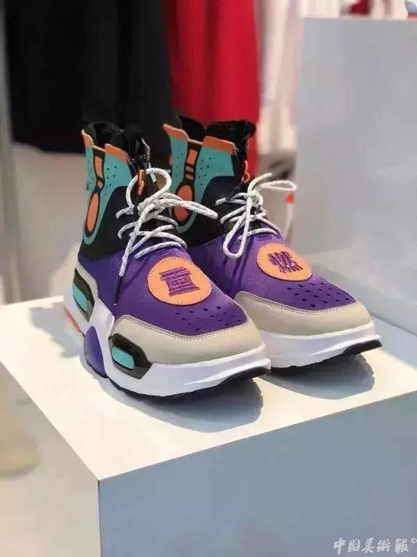 李宁拿大哥大短袖,2018年李宁纽约时装周