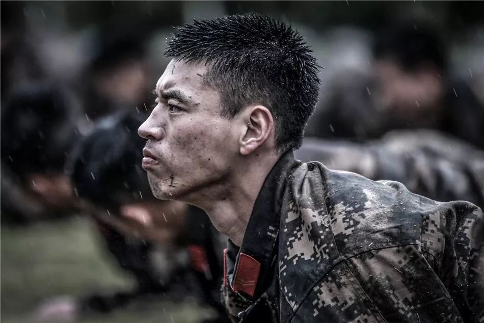 中国军人的身躯究竟背负着怎样的责任和使命?这几张图片告诉你!