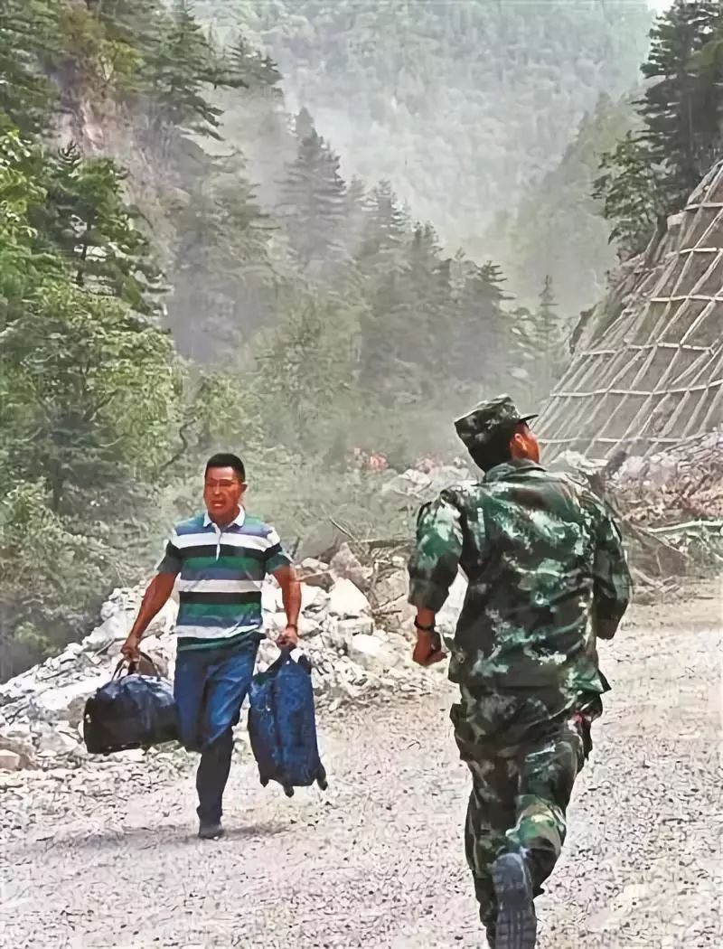 中国军人的身躯究竟背负着怎样的责任和使命?这几张图片告诉你!