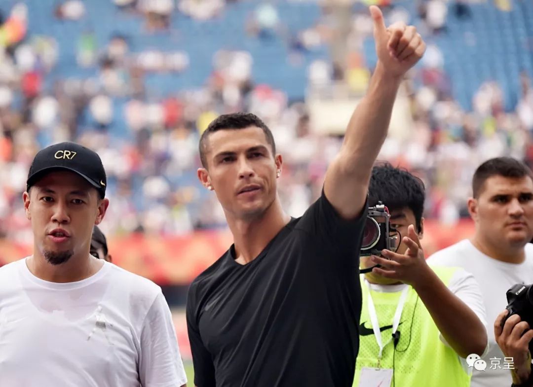 球迷冲入球场拥抱c罗击掌,小球童和c罗击掌后的反应