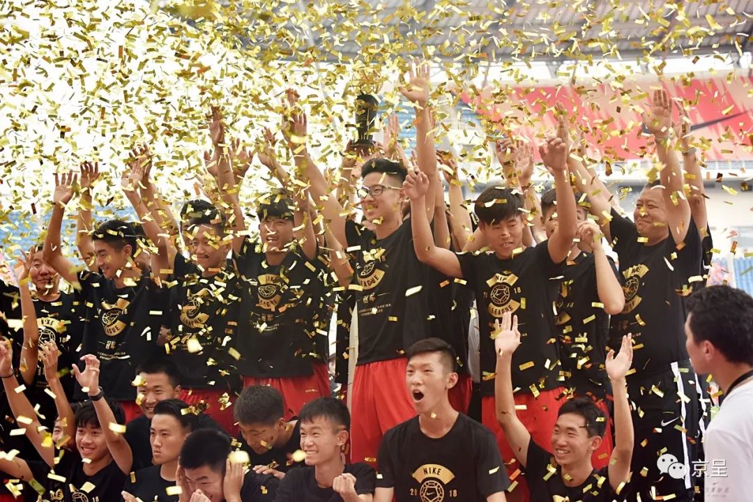 足球赛场和梅西击掌的小伙,小球童和c罗击掌后的反应