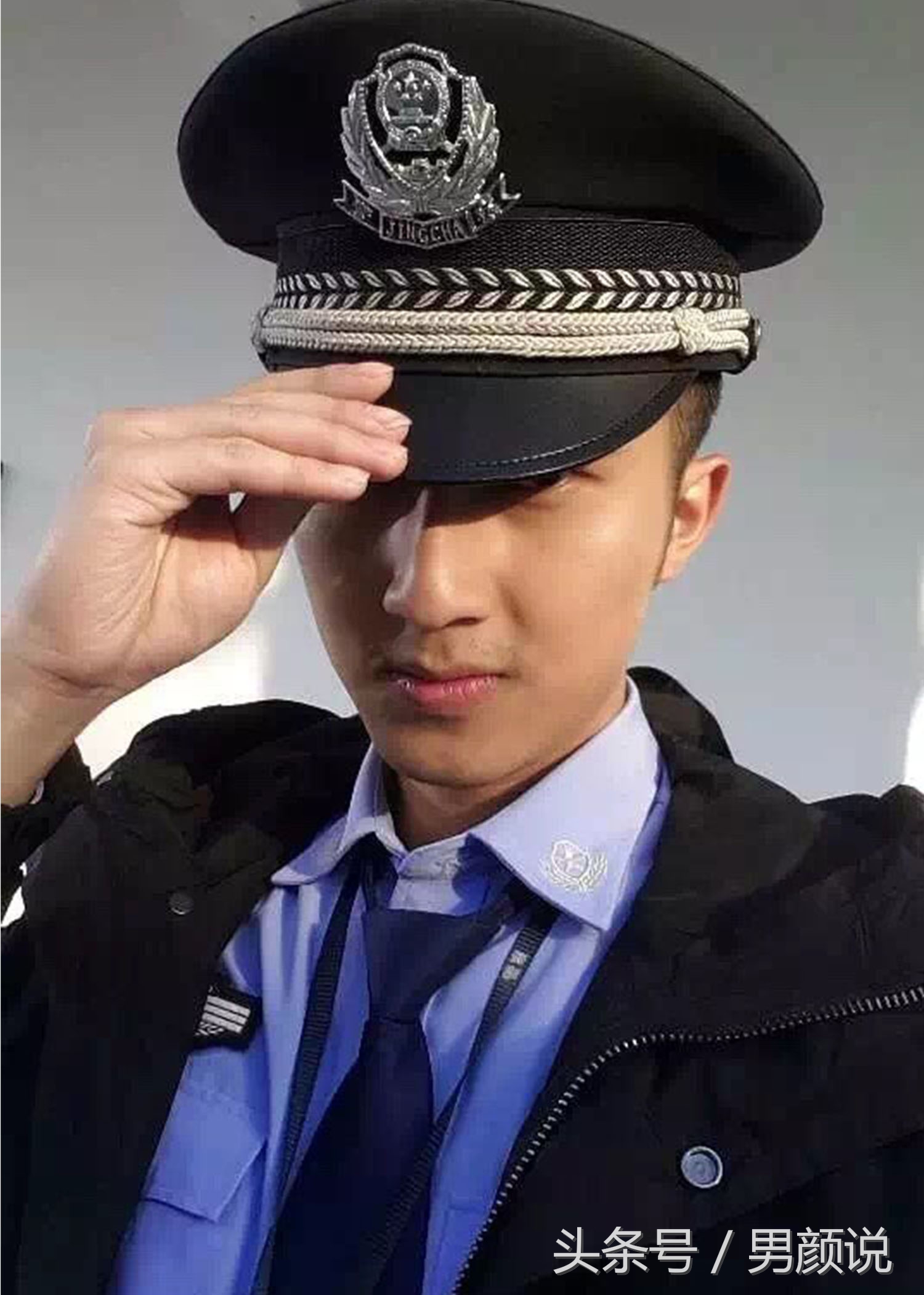 你们说现在的男艺人太阴柔，那这位肌肉帅哥怎么样？