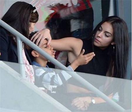 c罗与c罗老婆秀恩爱,c罗携手未婚妻拍全家福