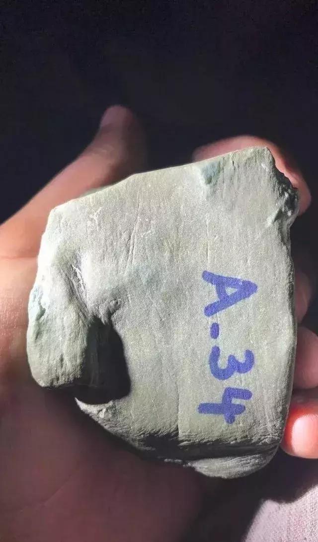 什么样的翡翠原石容易出极品高货,什么样的翡翠原石出冰种