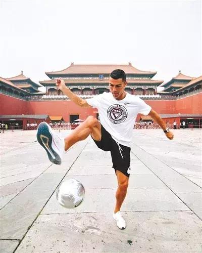 足球不只是一项运动英文,足球的确是一个有温度的运动