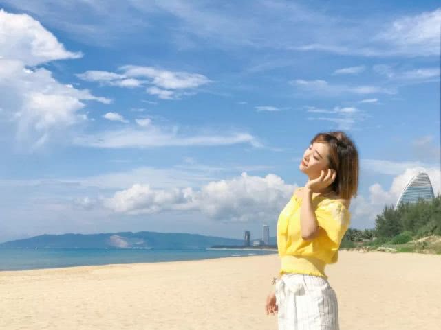 开着奥迪自驾的小姐姐,开着百万奥迪的小姐姐