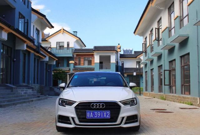 开着奥迪自驾的小姐姐,开着百万奥迪的小姐姐