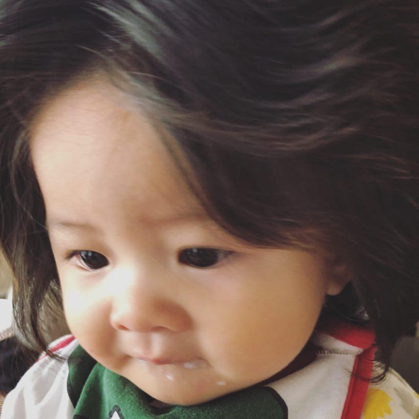 超猛发量的日本爆炸头宝宝，不到一岁头发的面积就比脸还大！