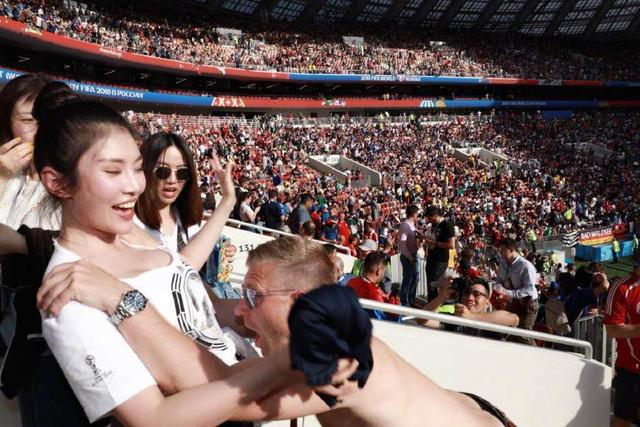 中国队女子夺冠,中国女运动员获得冠军无人欢呼