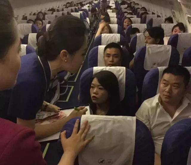 空姐日志:航班上偶遇为“大头儿子”传递爱