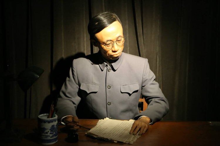 末代皇妃文绣与溥仪离婚后，溥仪在报上刊“圣旨”并提出一个条件