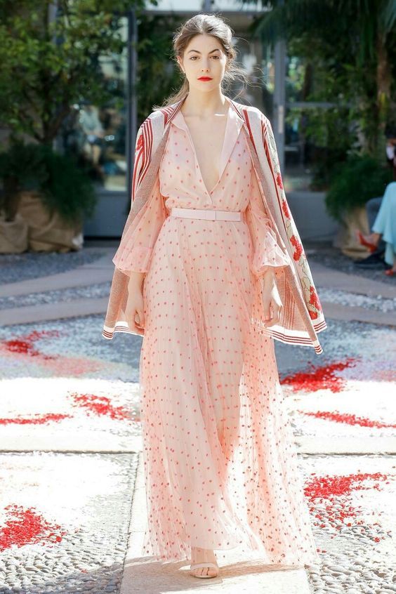 贫胸还是不会穿?上面开条缝就可以C位出道了!