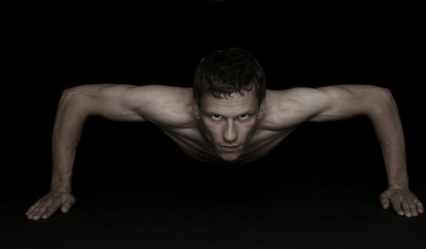 俯卧撑做不了几个跟手臂力量有关,俯卧撑做不出来是力气太小了吗