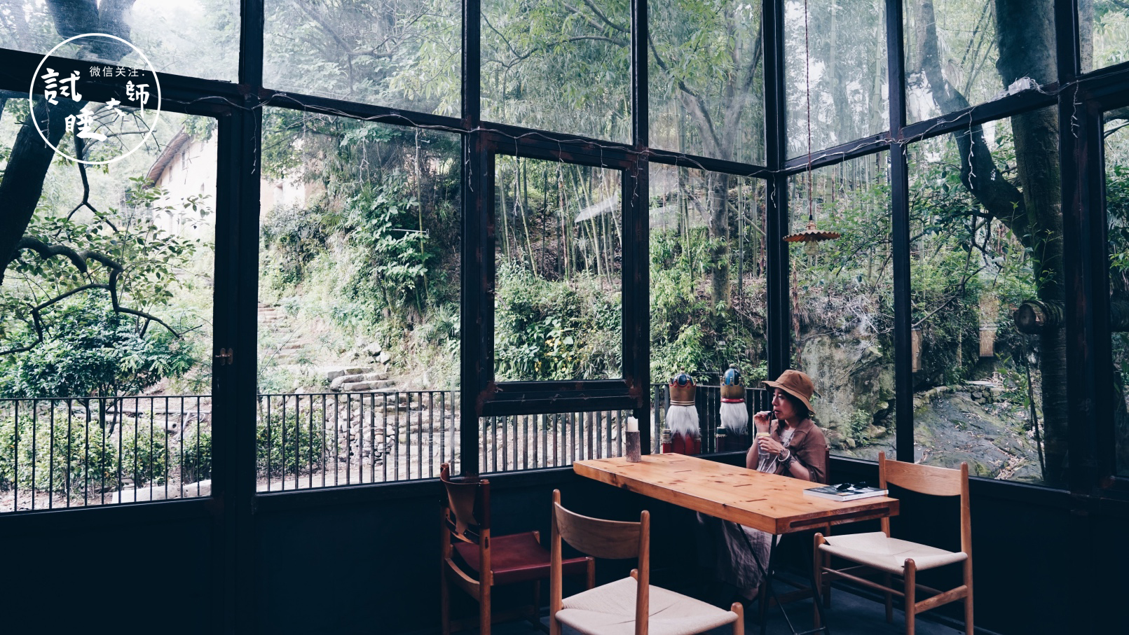 在梯田做成的无边泳池里游泳，私奔去这个隐秘山谷民宿做回野孩子