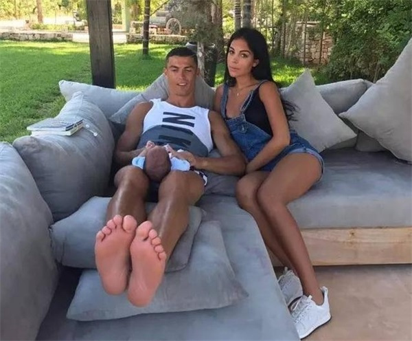 女友将跟随C罗前往意大利，已得C罗母亲认可，这次真的要结婚！