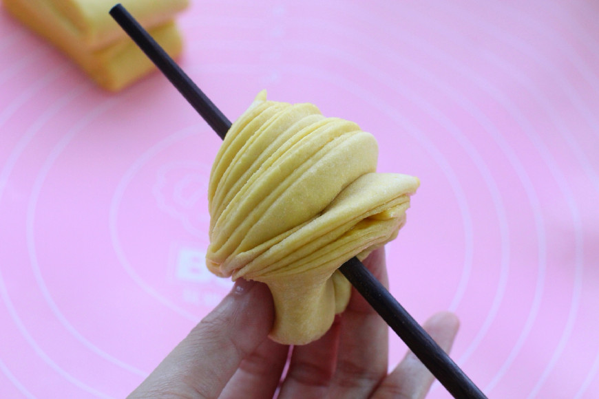 最简单的花卷做法只需要一根筷子,花卷简单的不用筷子拧法