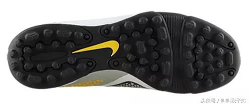 如何根据场地选择足球鞋