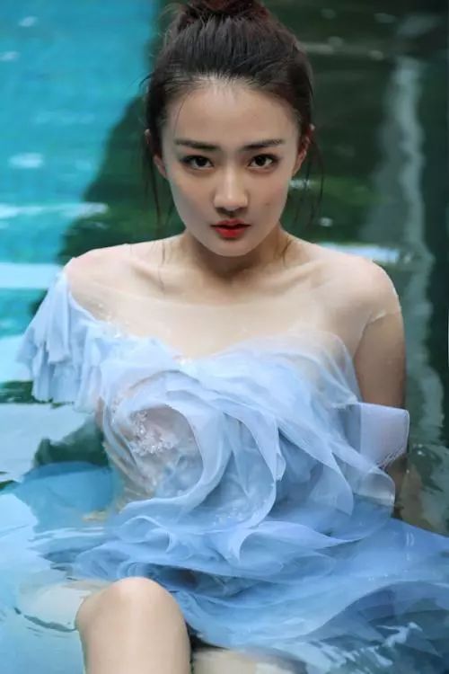 唐艺昕晒游玩美照新疆,特别甜美唐艺昕晒美照