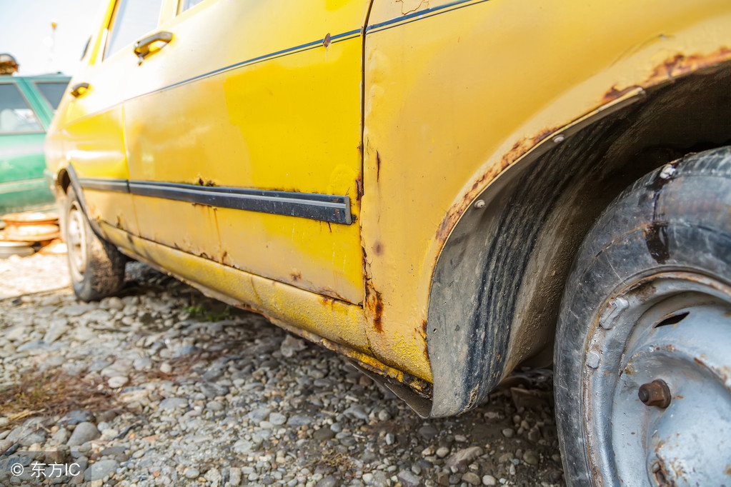 开车车内发出怪声怎么回事,刚开车时刹车盘异响声音