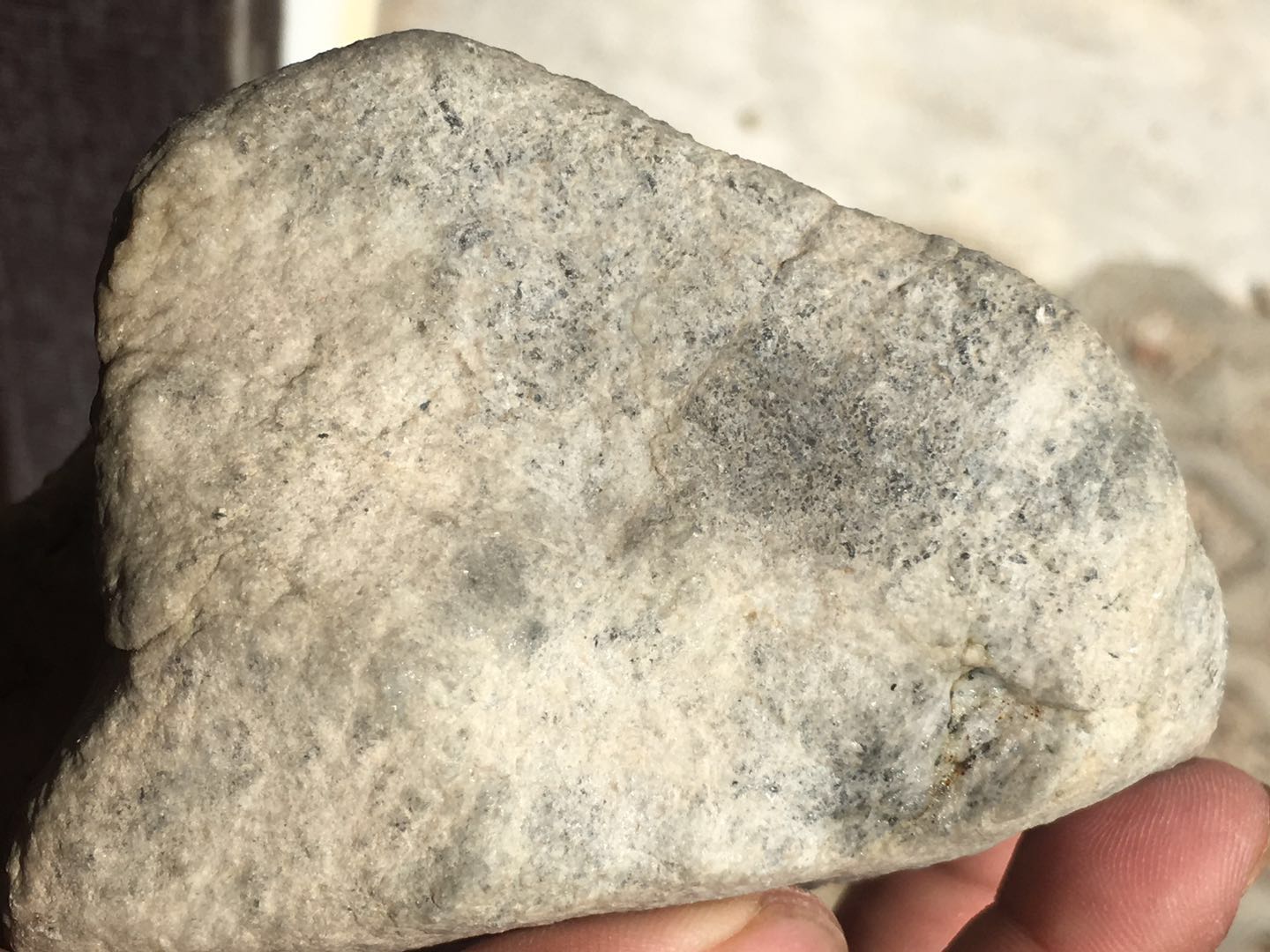 假皮莫西沙原石开窗打灯表现视频,莫西沙开窗要不要把白雾层擦掉