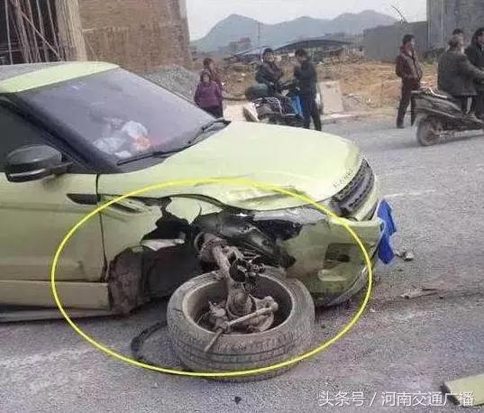 新手司机试驾五菱神车,新手司机连撞三辆车