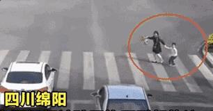 3岁女儿*拍偷**照流出，微信群全炸了：你怎么把孩子教成这样了？！