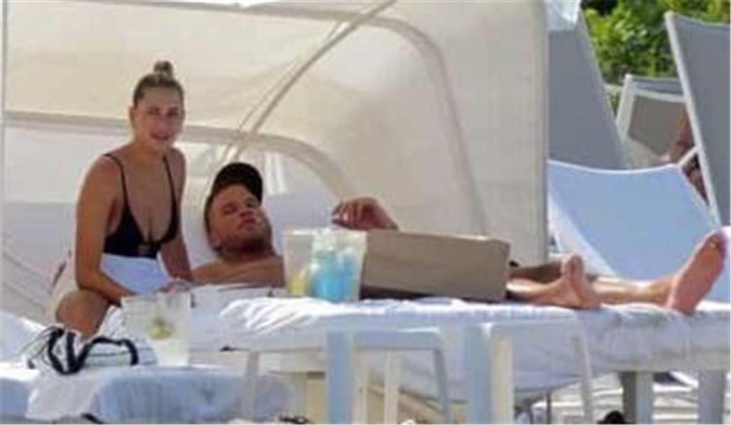 吸烟有害运动生涯？超巨和女友海边度假他抽的不是雪茄是香烟