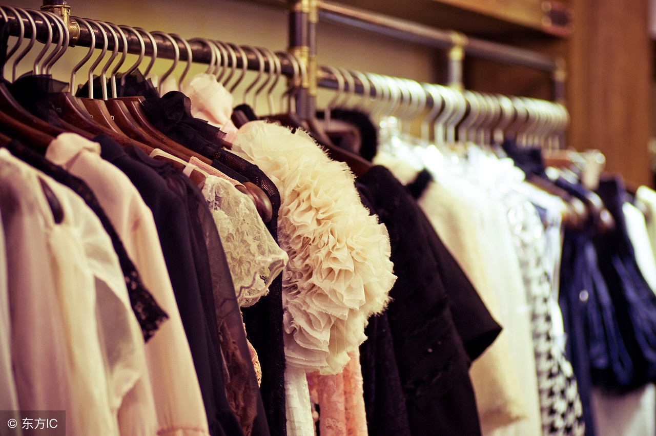 「探秘说事」大学校区的服装实体店,寒暑假硬伤何治疗?