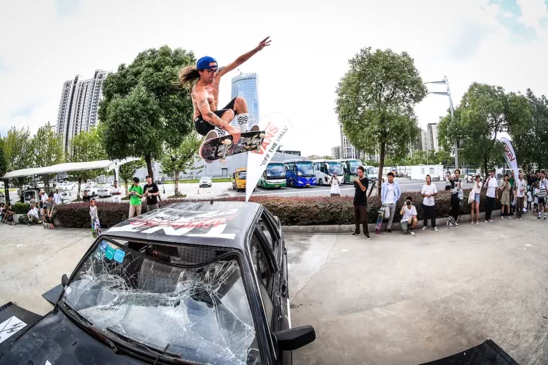 潮闻快食知名鞋店Solebox要求买家上脚离店!