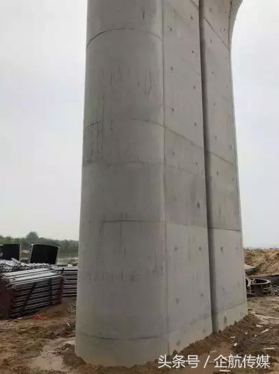 河砂太干净不好吗？坍落度150，振动棒一打就泌水！