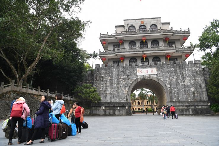 中国游客入境越南被索小费拒交遭海关人员刁难