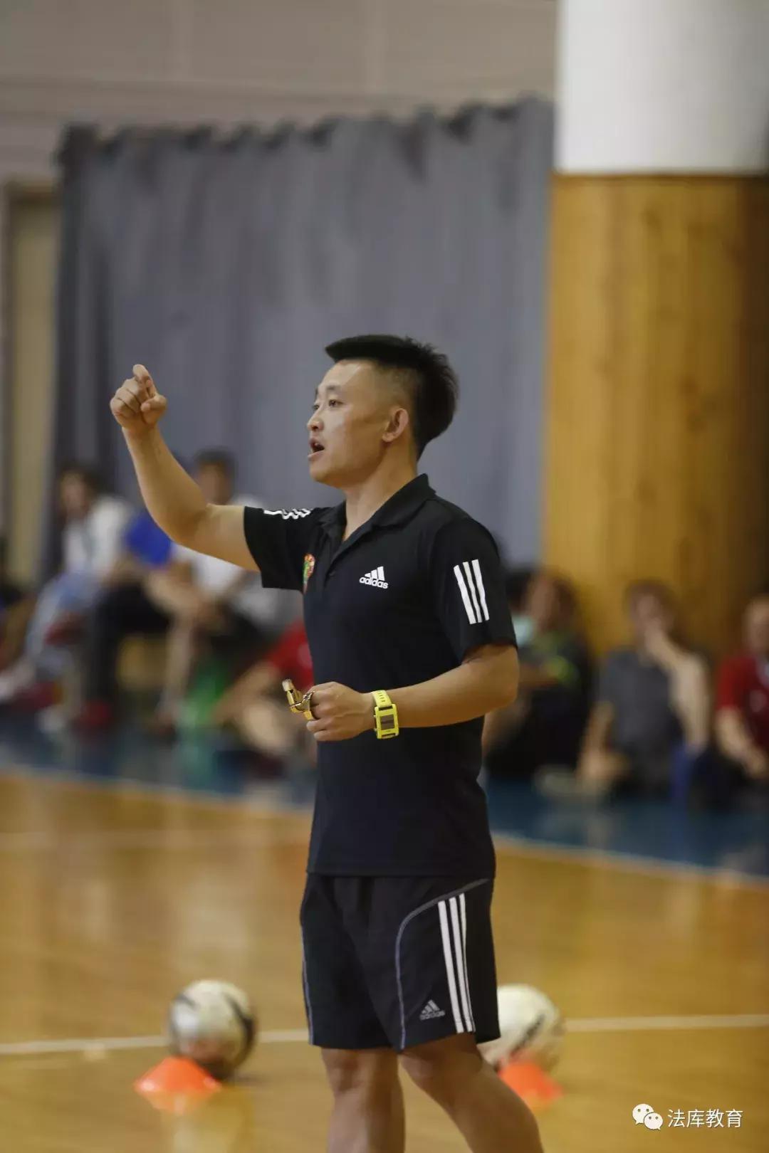 法库东湖二中体育教师屠强在全国青少年校园足球培训班上授课