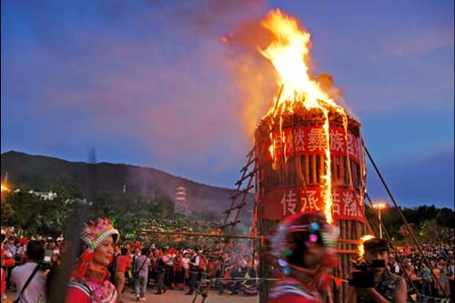 宁可错过世界杯也不要错过云南的火把节！