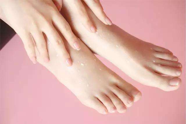 脚后跟死皮凉鞋,脚后跟死皮怎么穿凉鞋