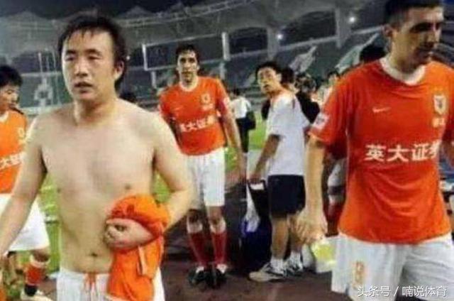 国足吐槽中国女足,中国女足秀腹肌白斩鸡