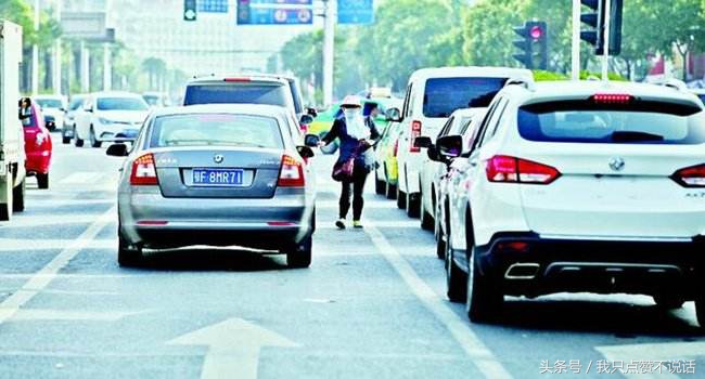 开车遇到红灯要怎么办,开车遇到红灯怎么换挡