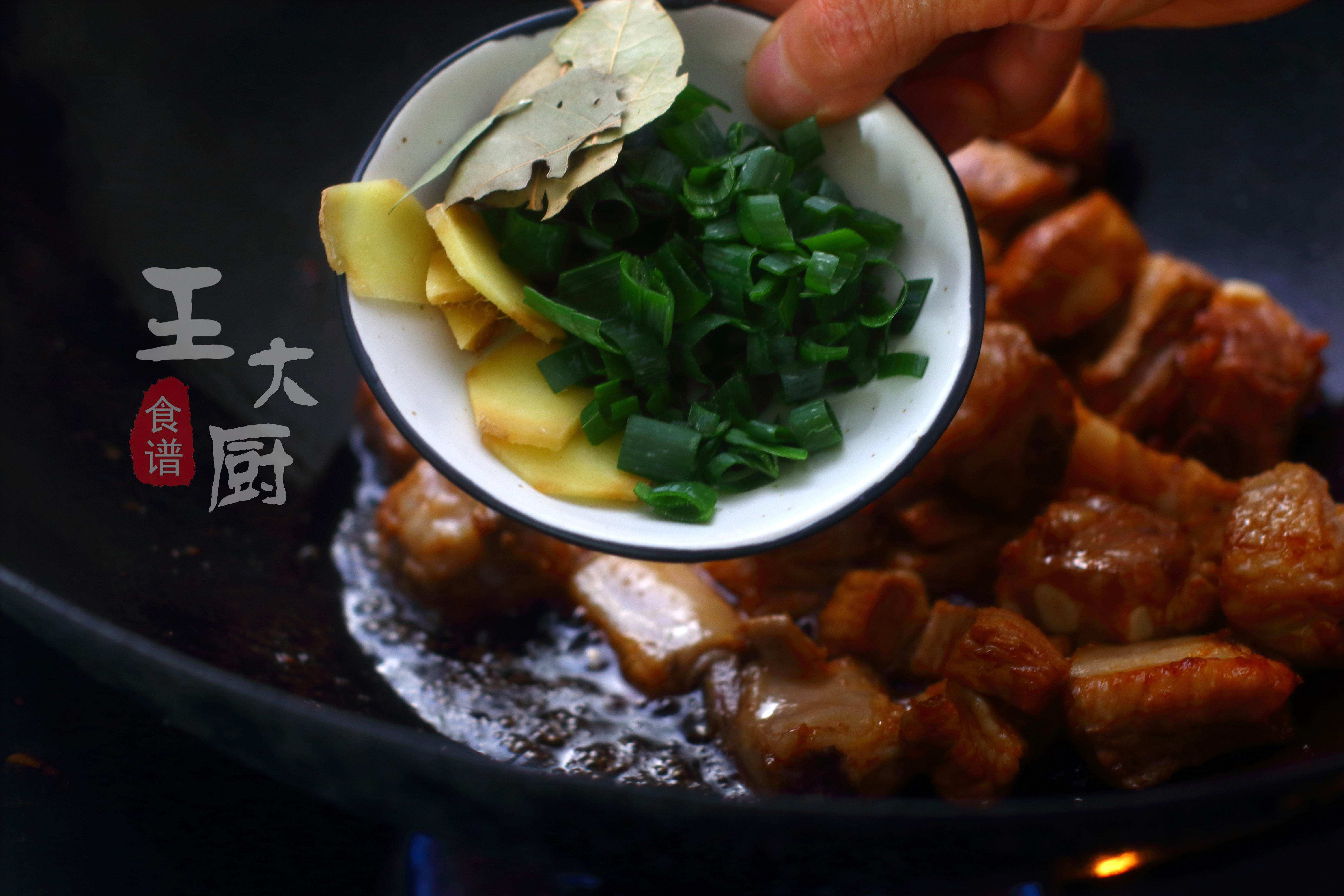 红烧排骨放土豆好吃还是不放好吃,红烧排骨的家常做法加土豆干香菇