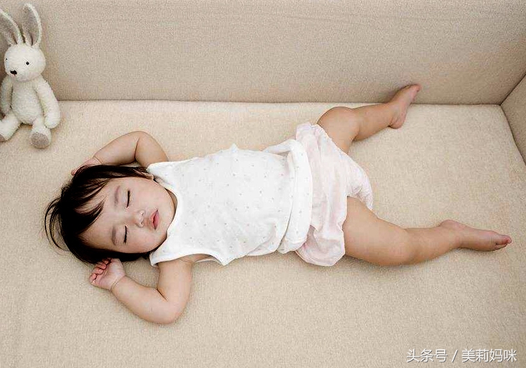 15个月的宝宝小腿弯曲怎么办,5个月宝宝小腿弯曲正常吗