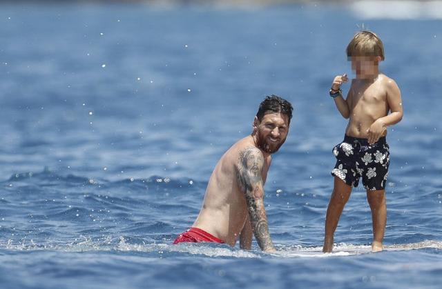 梅西腹肌高清图片,梅西的腹肌写真