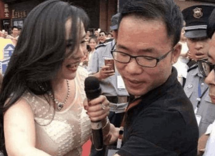 干露露走秀现场被男人表达，强行扯掉裙子，网友发怒：又是炒作！