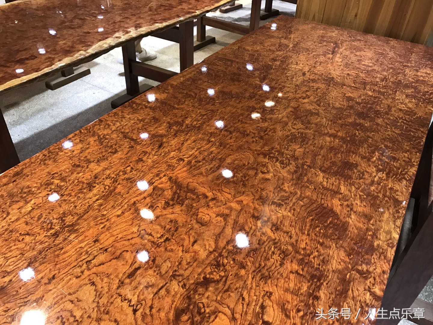 杭州老师3000元买的实木桌,引万千网友热议,专家鉴定后价值百万